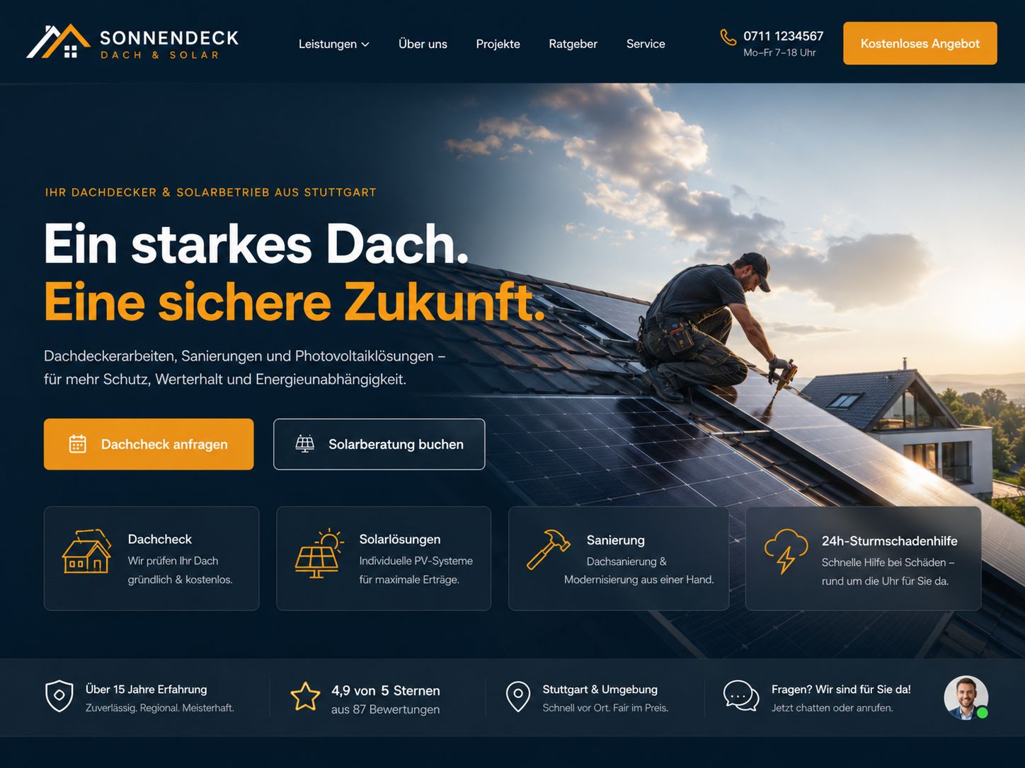 Dachdecker bei der Solarmodul-Montage