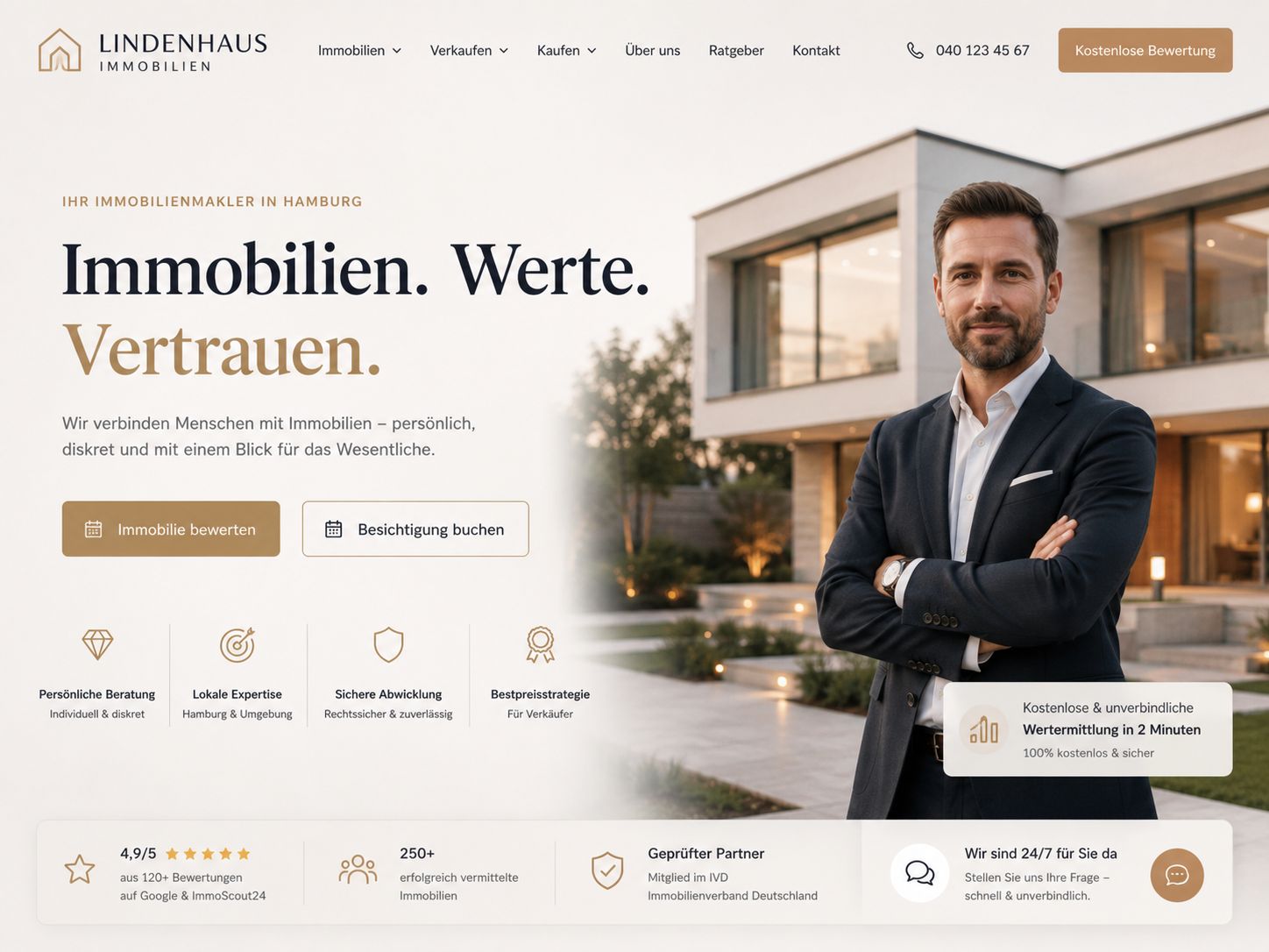 Immobilienmakler vor einer modernen Villa